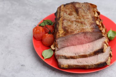 Lezzetli pişmiş et, domates ve fesleğen, yakın plan. Metin için boşluk