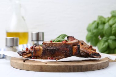 Beyaz masada baharatlı biftek kaburgaları, yakın plan.