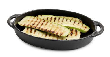 Lezzetli ızgara kabak dilimleri beyaz tencereye izole edilmiş fırın tabağında.