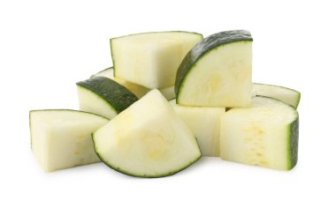 Taze kabak parçaları beyaza izole edilmiş.