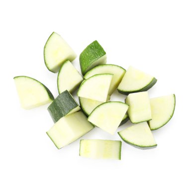 Taze kabak parçaları beyaza izole edilmiş.