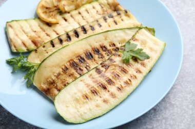 Masada maydanozlu ve limonlu leziz kabak dilimleri, yakın plan.