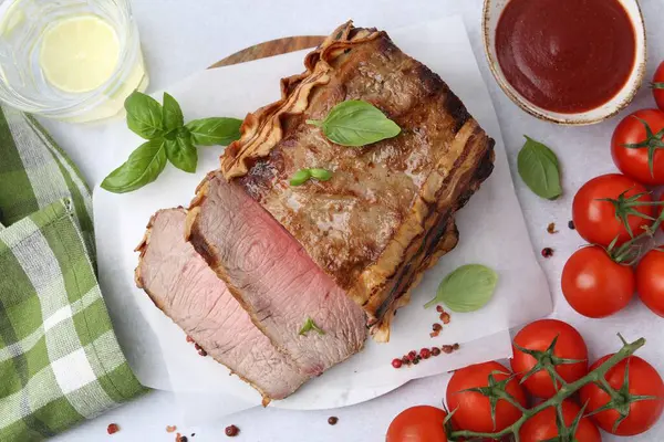 Lezzetli pişmiş et, domates, baharat ve limonlu su.