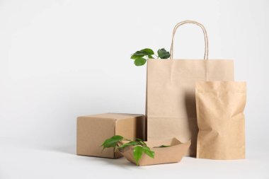 Farklı çevre dostu paketleme ve beyaz arkaplanda bırakmalar, metin için boşluk