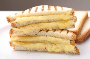 Eritilmiş peynirli lezzetli sandviçler, yakın plan.