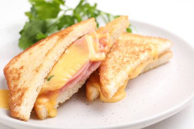 Eritilmiş peynirli ve jambonlu lezzetli sandviçler, yakın plan.