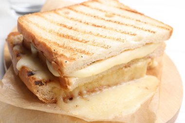 Eritilmiş peynirli lezzetli sandviç, yakın plan.