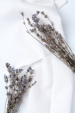 Beyaz arka planda kokulu lavanta çiçekleri, düz yatıyordu
