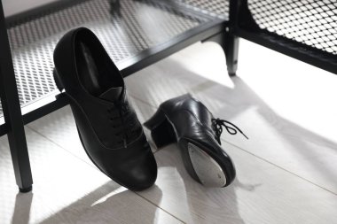 Ayakkabı deposunun yanında step dansı için bir çift ayakkabı.