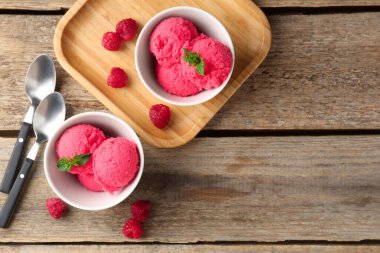 Kâselerde naneli ahududu şerbeti, kaşıklar ve ahşap masada taze böğürtlenler. Metin için boşluk