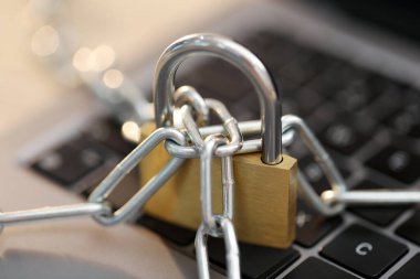 Siber güvenlik. Bilgisayarında zincir olan metal asma kilit, yakın plan.