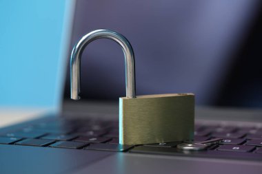 Siber güvenlik. Dizüstü bilgisayarda metal kilit, yakın plan.