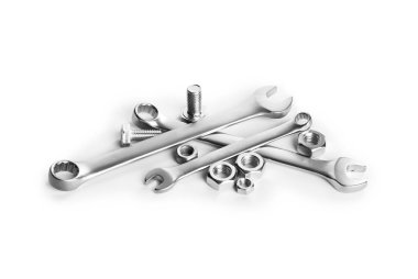 Birçok metal anahtar, cıvata ve ceviz beyaza izole edilmiş.