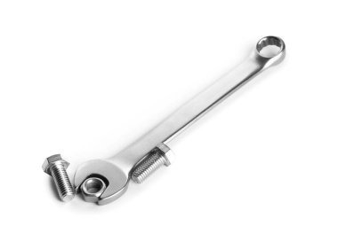 Metal anahtar, civata ve ceviz beyaza izole edilmiş.