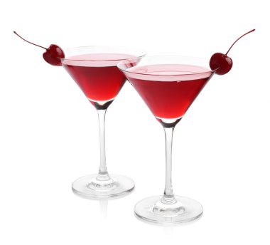 Beyaz arka planda vişneli martini kokteyli.