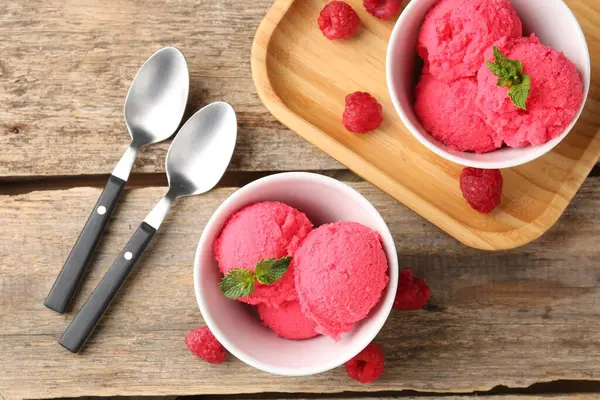 Nefis ahududu şerbeti, kaselerde nane, kaşıklar ve ahşap masada taze böğürtlenler.