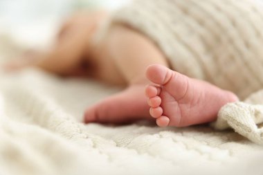 Yeni doğmuş şirin bir bebek, yatağında uzanıyor, yakın plan. Metin için boşluk