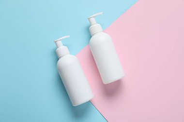 Renkli arka planda kozmetik ürünleri, düz yatak. Tasarım için model