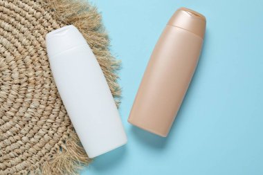 Açık mavi arka planda kozmetik ürünleri ve hasır döşeme düz. Tasarım için model