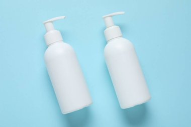 Açık mavi arka planda kozmetik ürünleri, düz yatış. Tasarım için model