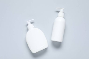 Hafif arka planda kozmetik ürünleri, düz yatış. Tasarım için model