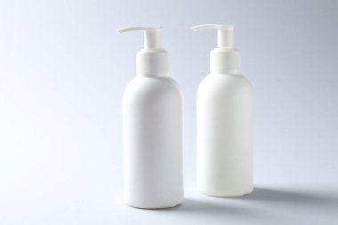 Hafif arka planda kozmetik ürünleri şişeleri. Tasarım için model