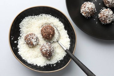 Beyaz masada fındıklı ve hindistan cevizli lezzetli çikolatalar yapmak.