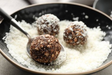 Fındıklı ve hindistan cevizli lezzetli çikolatalar hazırlıyorum.