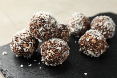 Fındıklı ve hindistan cevizli lezzetli çikolatalar, yakın plan.