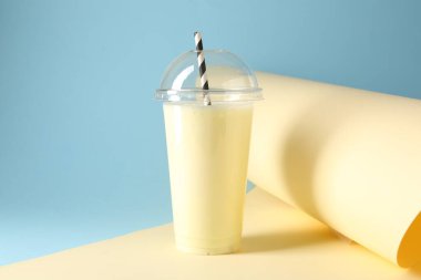 Renkli plastik bardakta lezzetli bir milkshake.