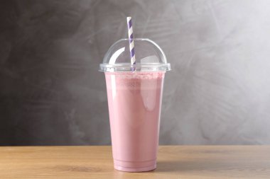 Tahta masada plastik bardakta lezzetli bir milkshake.
