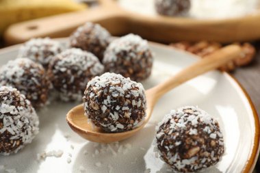 Fındıklı ve hindistan cevizli lezzetli çikolatalar, yakın plan.