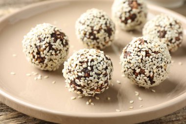 Fındık ve susam tohumlu lezzetli çikolatalar, yakın plan.