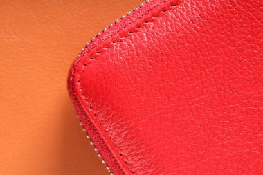 Renk yüzeyinde kırmızı deri çanta, üst görünüm