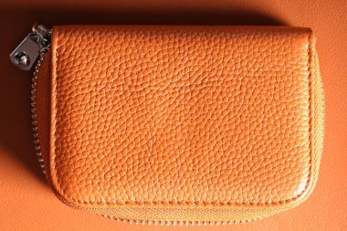 Renk yüzeyinde deri çanta, üst görünüm