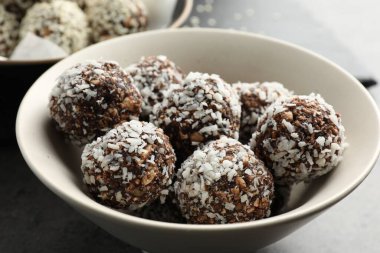 Fındıklı ve hindistan cevizli lezzetli çikolatalar masada, yakın plan.