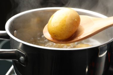 Genç patatesi ocağın kaynar suyundan çıkarıp yakın plan çekiyoruz.