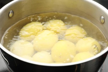 Fırında haşlanmış taze patates, yakın plan.