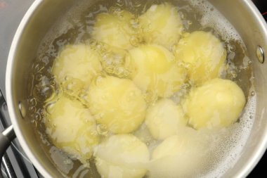 Fırında haşlanmış taze patates, yakın plan.