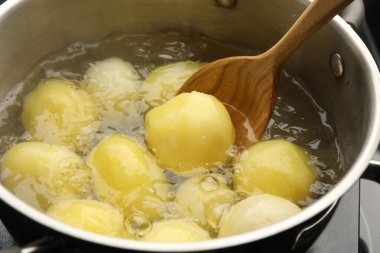 Genç patatesi ocağın kaynar suyundan çıkarıp yakın plan çekiyoruz.