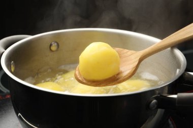 Genç patatesi ocağın kaynar suyundan çıkarıp yakın plan çekiyoruz.