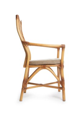 Beyaza izole edilmiş şık bir hasır sandalye. Kullanılmış eşyalar