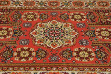 Yumuşak kırmızı halı desenli, yakın plan. Kullanılmış eşyalar