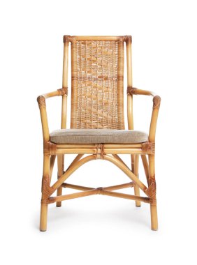 Beyaza izole edilmiş şık bir hasır sandalye. Kullanılmış eşyalar