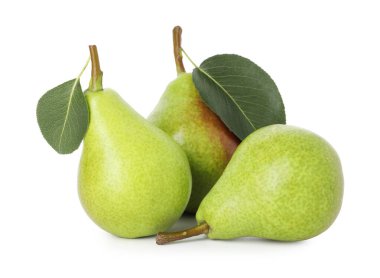 Üç olgun armut beyazda soyutlanmış.