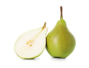 Tümü ve kesilmiş armutlar beyazda izole edilmiş.