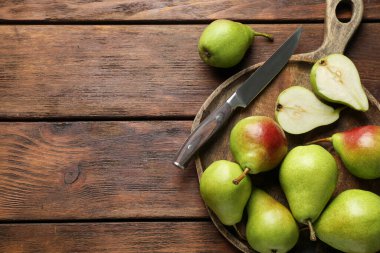 Taze armutlar ve tahta masada bıçak, üst manzara. Metin için boşluk