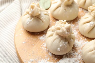 Pişmemiş khinkaliler (hamur tatlısı) masada, yakın plan.