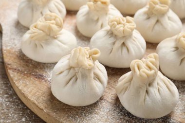 Masada pek çok pişmemiş khinkali (hamur tatlısı), yakın plan