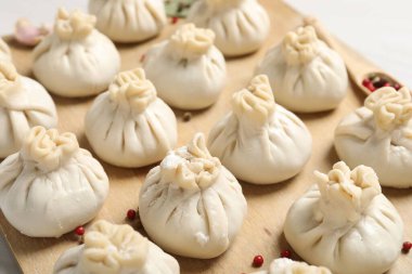 Pişmemiş khinkaliler (hamur tatlısı) ve baharatlar masada, yakın plan.